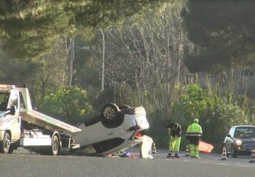 Spettacolare incidente in autostrada, auto ribalta vicino al casello di Giarre