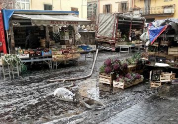 Randazzo, incidente al mercato domenicale: cade palo della luce