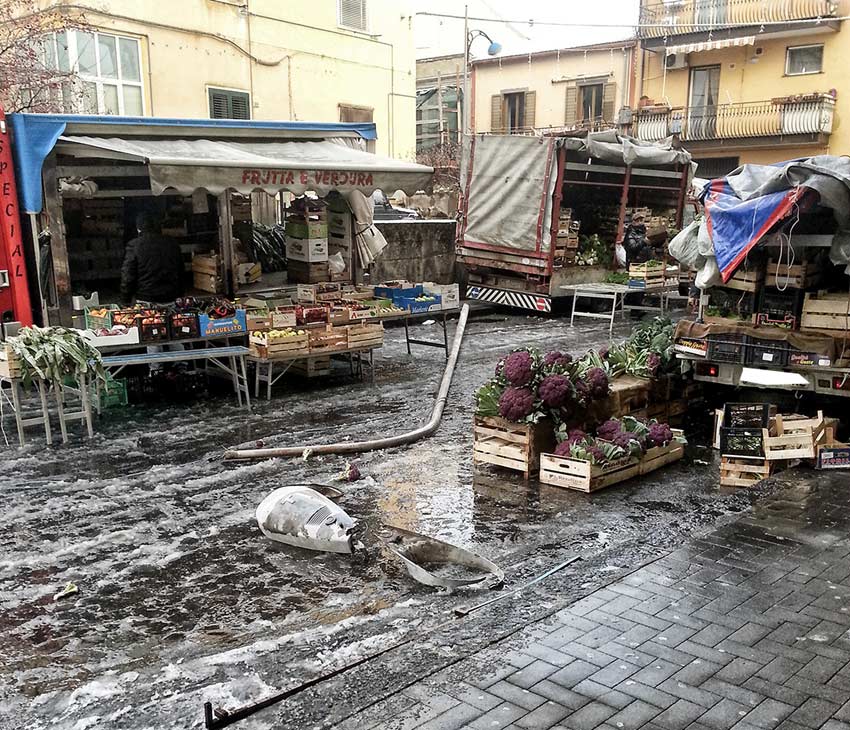 Randazzo, incidente al mercato domenicale: cade palo della luce