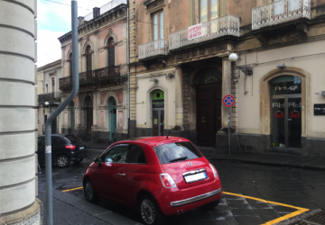 Giarre, prima le ordinanze e poi i segnali stradali. Stalli scarico merci: &egrave; anarchia