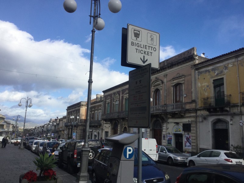 Giarre, strisce blu: riunione tra l’amministrazione e la Giarre Parcheggi. Sospesi, per ora, i nuovi stalli