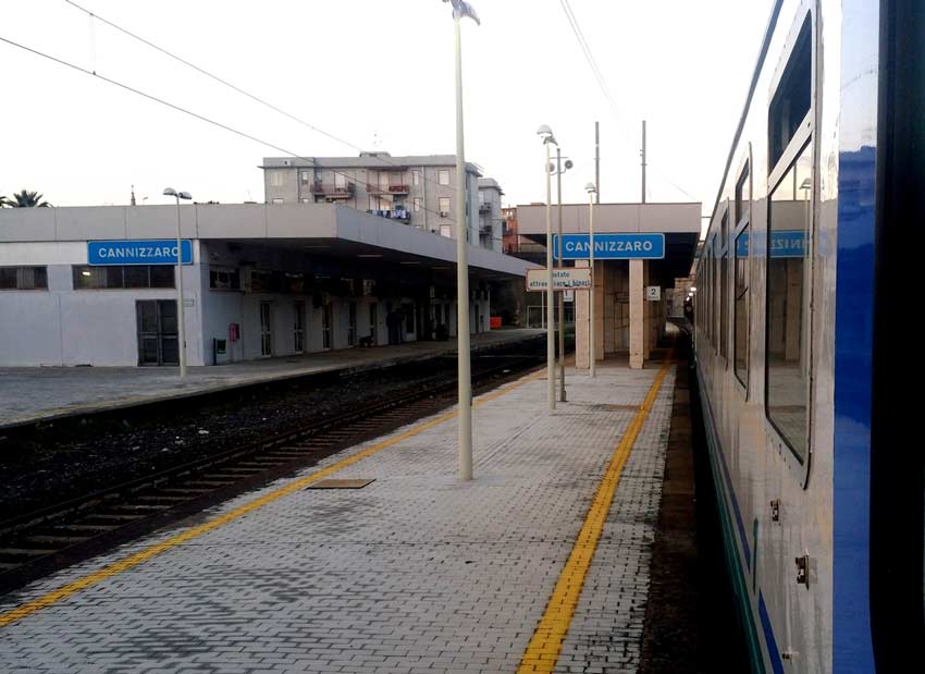 Aci Castello, Cannizzaro: i treni fermano ma la stazione è deserta