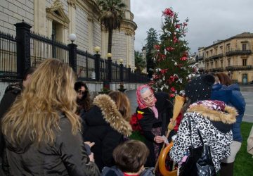 Giarre: la Befana in piazza Duomo per la gioia dei bambini