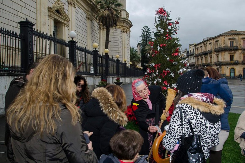 Giarre: la Befana in piazza Duomo per la gioia dei bambini