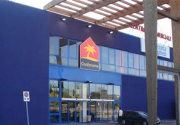 Conforama: crolla il telaio di un varco di accesso. Nessun ferito