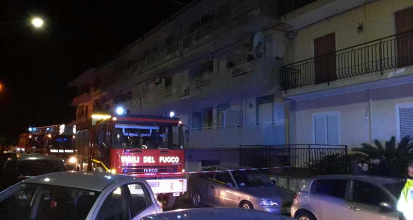 Fiumefreddo: in fiamme due bombole in una veranda. Anziana salvata dai vigili del fuoco