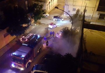 Incendiati cassonetti in via Teatro. Intervento dei vigili del fuoco