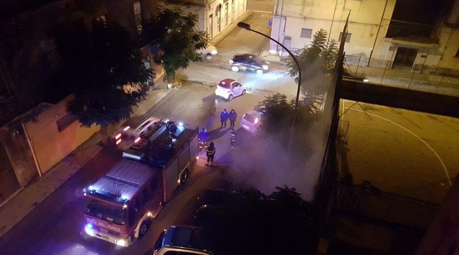 Incendiati cassonetti in via Teatro. Intervento dei vigili del fuoco