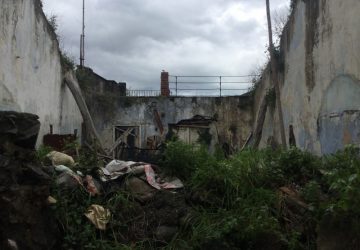 Giarre, cornicione pericolante e tetto crollato. Intervento dei vigili del fuoco