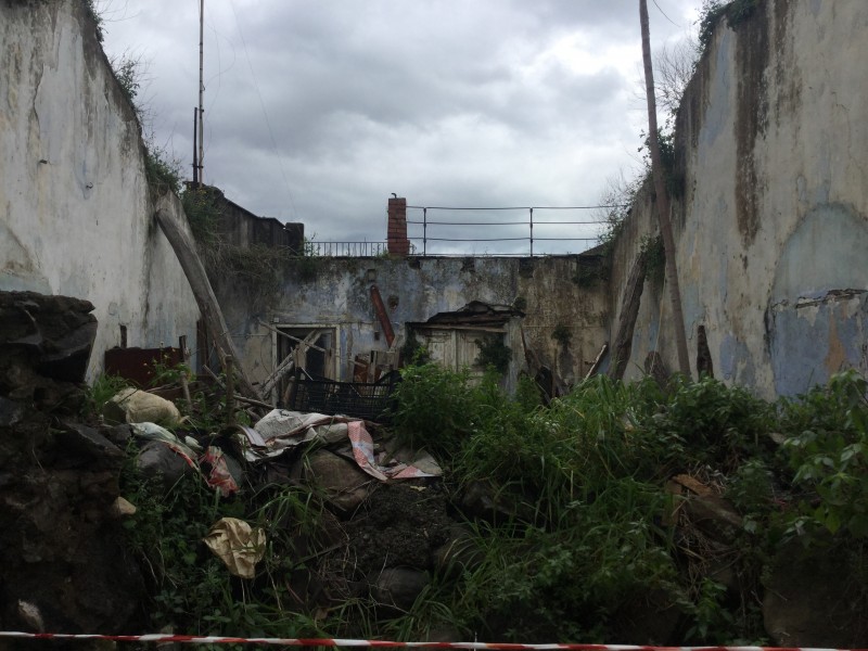 Giarre, cornicione pericolante e tetto crollato. Intervento dei vigili del fuoco