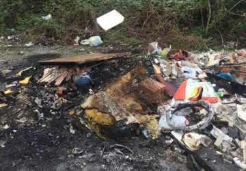 Giarre, nuovo attacco vandalico: dati alle fiamme rifiuti ingombranti