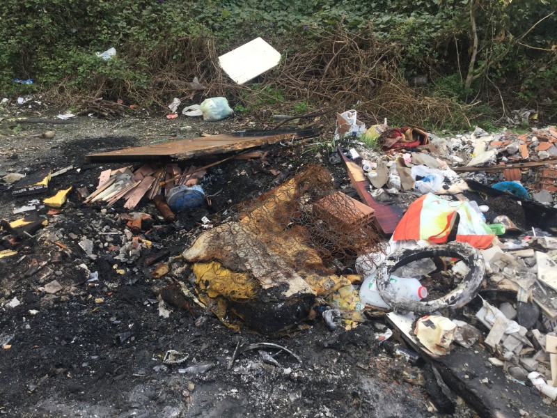 Giarre, nuovo attacco vandalico: dati alle fiamme rifiuti ingombranti