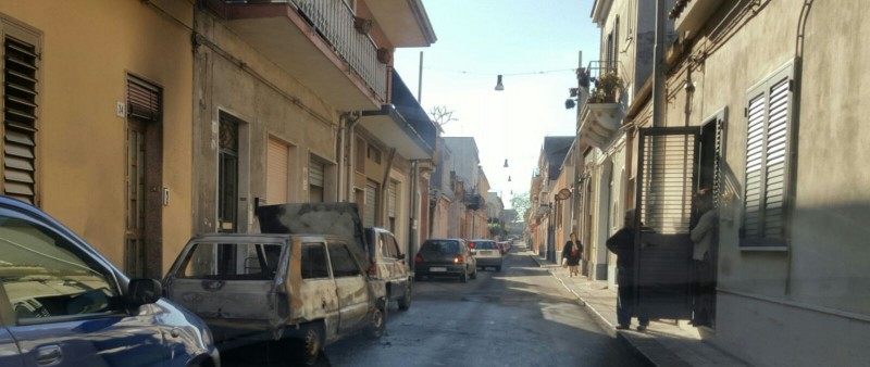 Riposto, notte di fuoco. Incenerite tre auto in via Vaccarini