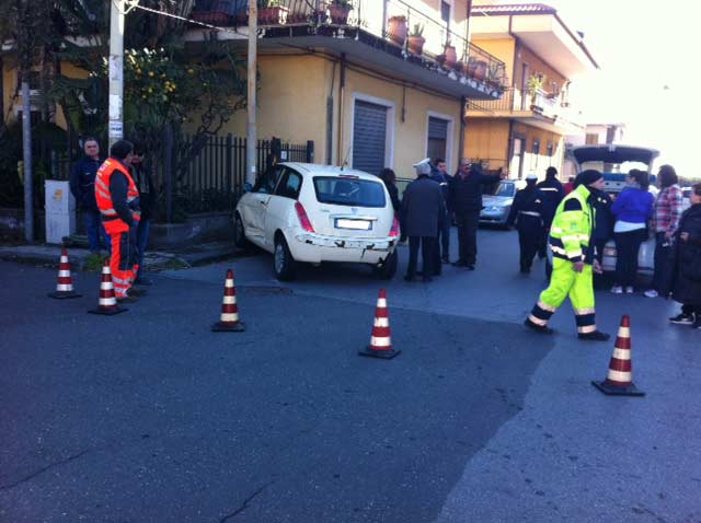 Giarre: incidente in viale A. Moro. Coinvolte tre vetture. Una donna ferita