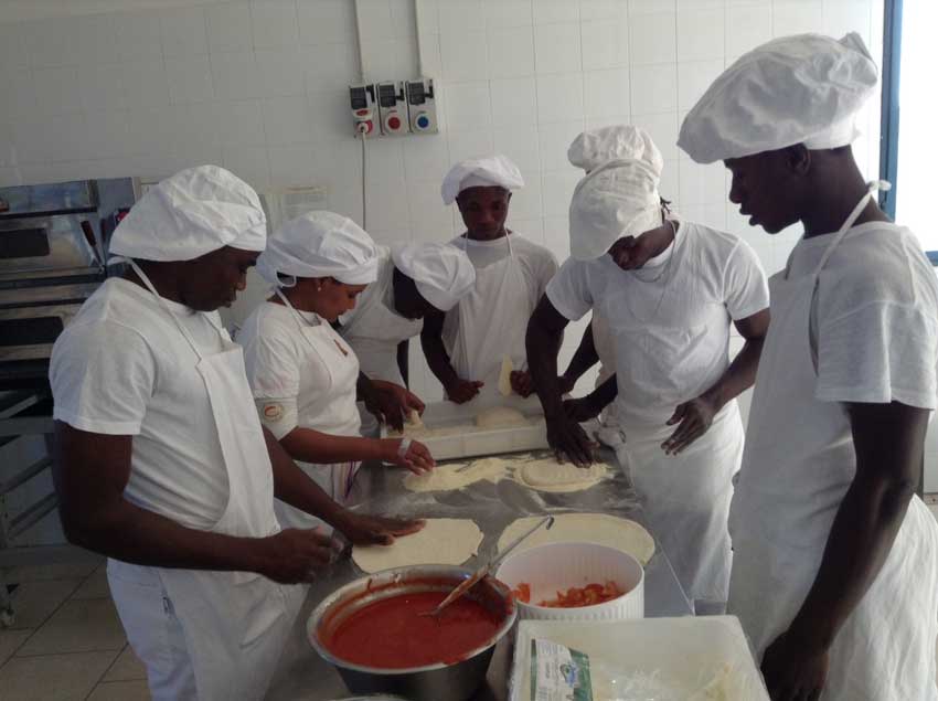 Acireale, il pizzaiolo: un mestiere per aiutare l’integrazione