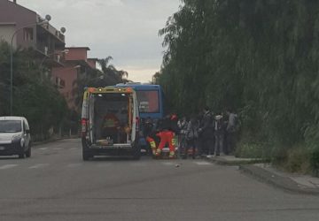 Giarre, il piede di una studentessa finisce sotto la ruota di un autobus