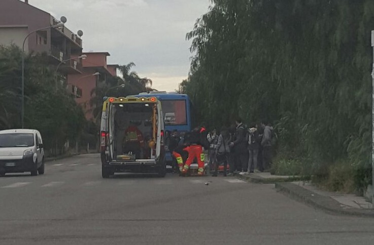 Giarre, il piede di una studentessa finisce sotto la ruota di un autobus