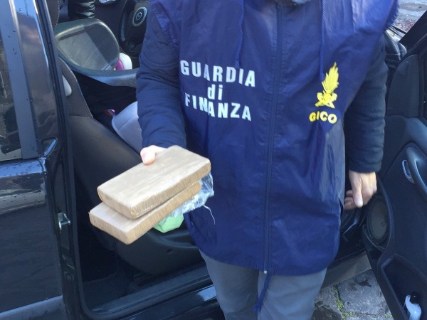 Catania, controlli al casello A18: sequestrato 1kg di eroina. Arrestati due corrieri