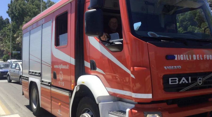 Riposto, incendiata una batteria di cassonetti