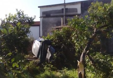 Mascali, auto sbanda e finisce in un terreno privato