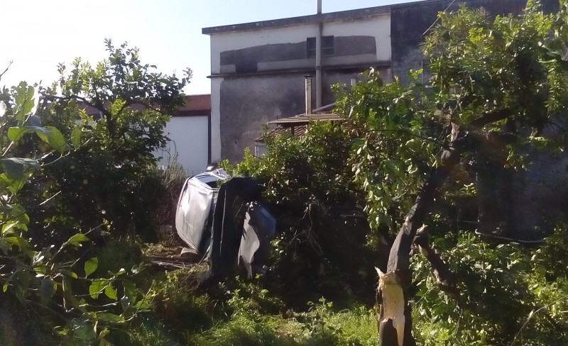 Mascali, auto sbanda e finisce in un terreno privato