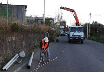 Mascali, rimossi pali della luce pericolanti