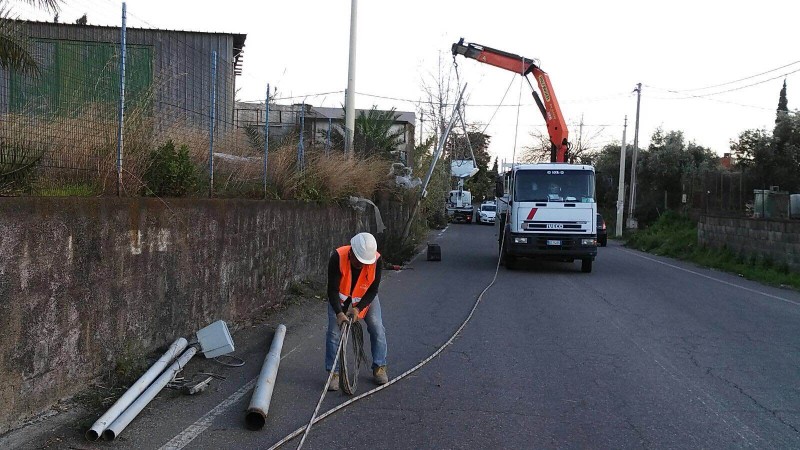 Mascali, rimossi pali della luce pericolanti