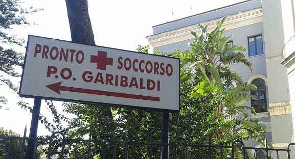 Medico aggredito all’ospedale Garibaldi di Catania, in due cercano di entrare nel reparto Covid per andare dal padre