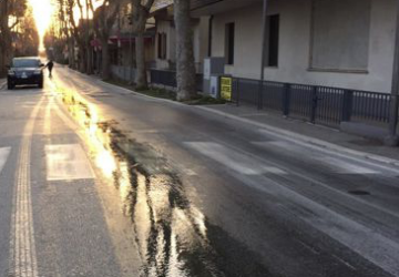 Fiumefreddo, incidente autonomo, auto si ribalta scivolando sulla scia di liquido di agrumi perso da un camion: un ferito