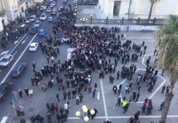 La festa del Duomo e l&rsquo;accoglienza sottotono a Crocetta. Qualcuno gli urla vergogna e il governatore reagisce  VIDEO