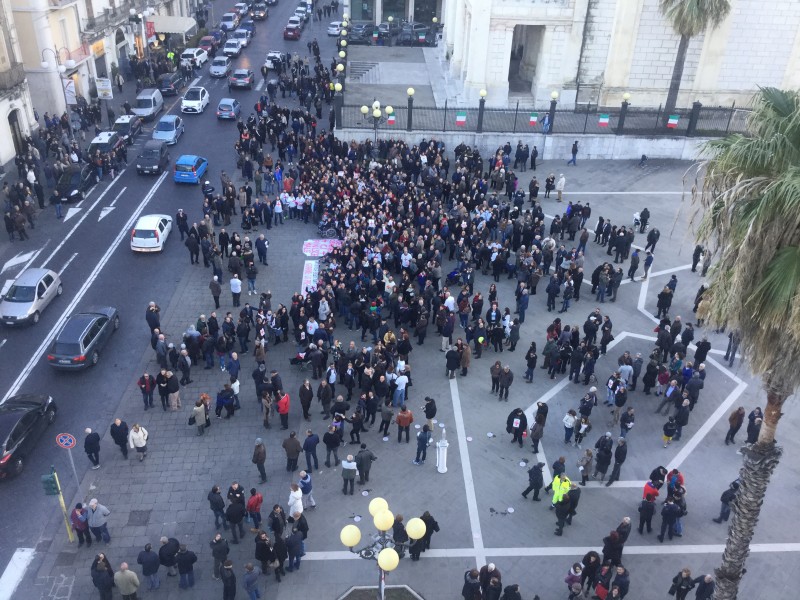 La festa del Duomo e l’accoglienza sottotono a Crocetta. Qualcuno gli urla vergogna e il governatore reagisce  VIDEO