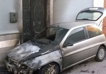 Mascali, incendio auto in via vecchia Stazione