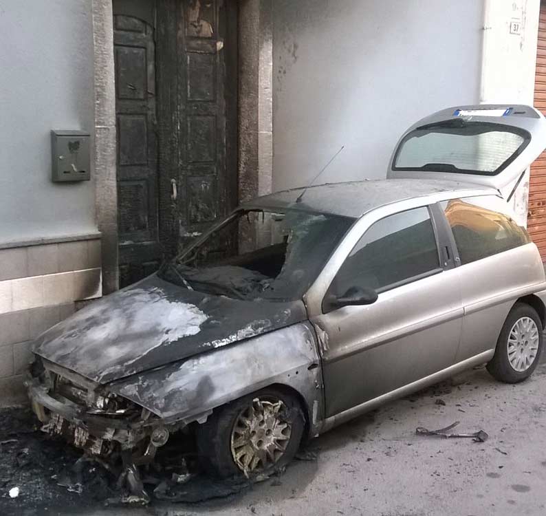 Mascali, incendio auto in via vecchia Stazione