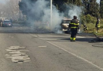 San Leonardello: auto prende fuoco. Lunghe file sulla statale