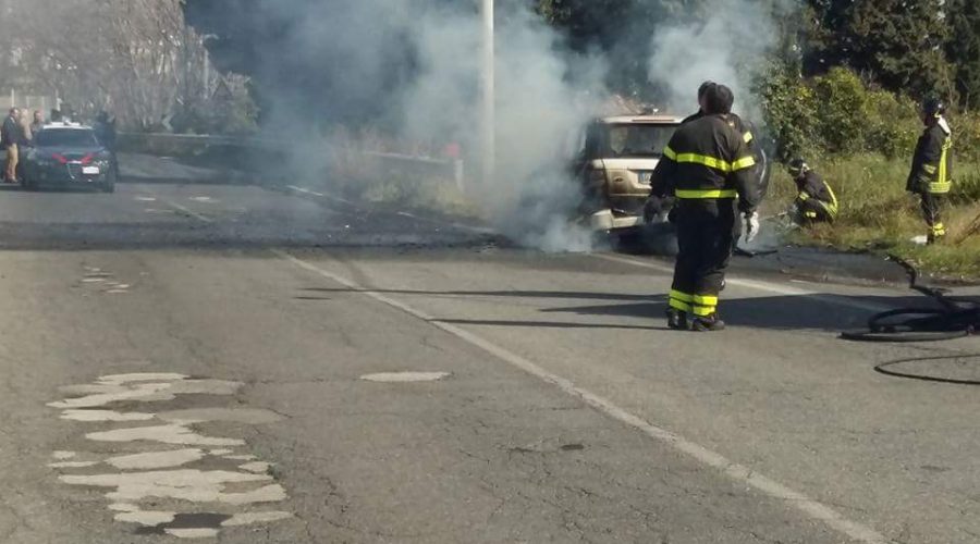 San Leonardello: auto prende fuoco. Lunghe file sulla statale
