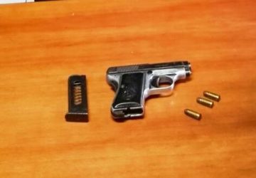 Linera, 80enne minaccia con la pistola confinante. Arrestato