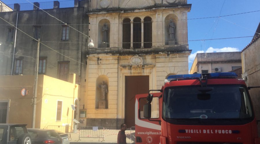Riposto, frammenti del campanile chiesa S.Giuseppe finiti in strada e sul tetto di una casa VD