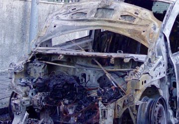 Fiumefreddo, auto in fiamme nella notte. Accertato il dolo