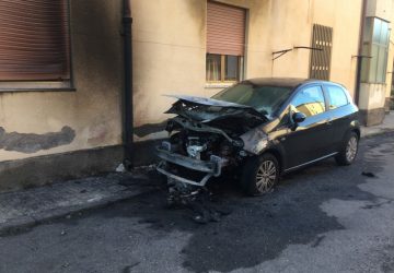 Macchia di Giarre. Inarrestabile scia di incendi auto