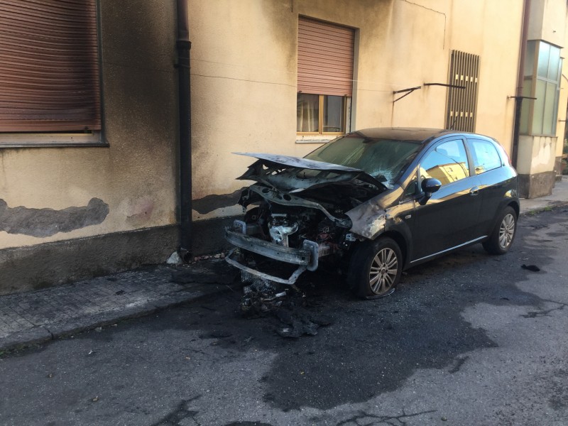 Macchia di Giarre. Inarrestabile scia di incendi auto