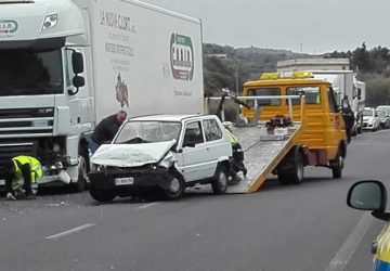 Adrano, Ss 284: incidente tra un camion ed auto. Feriti due giovani di Randazzo