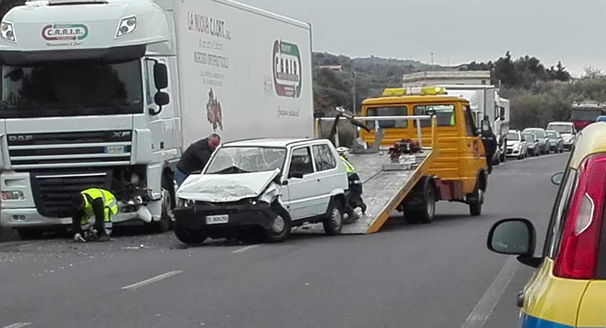 Adrano, Ss 284: incidente tra un camion ed auto. Feriti due giovani di Randazzo