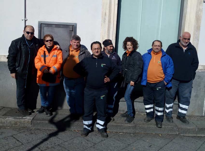 Stipendi arretrati: ancora proteste degli operatori ecologici di Linguaglossa