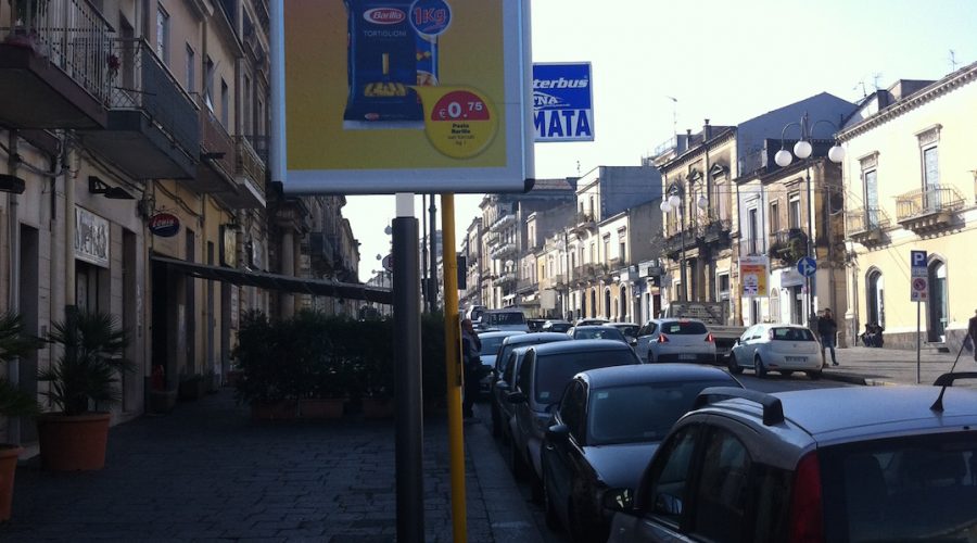 Giarre, si profila nuova carta bollata per il Comune per le paline pubblicitarie