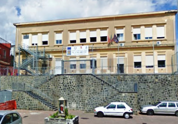 Giarre, rientro a scuola con i cappotti e sciarpe: caldaie guaste al Verga, Ungaretti e Cosentino