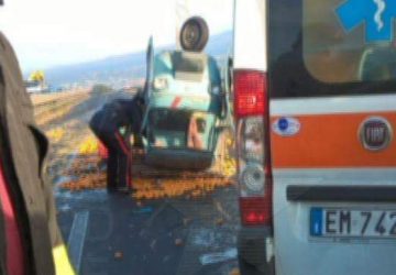Ss 121, Piano Tavola: moto Ape si ribalta dopo tamponamento. Gravi ferite per il conducente