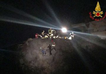 Scogliera di Aci Castello, cade in acqua dopo un volo di 10 metri: salvata dai vigili del fuoco