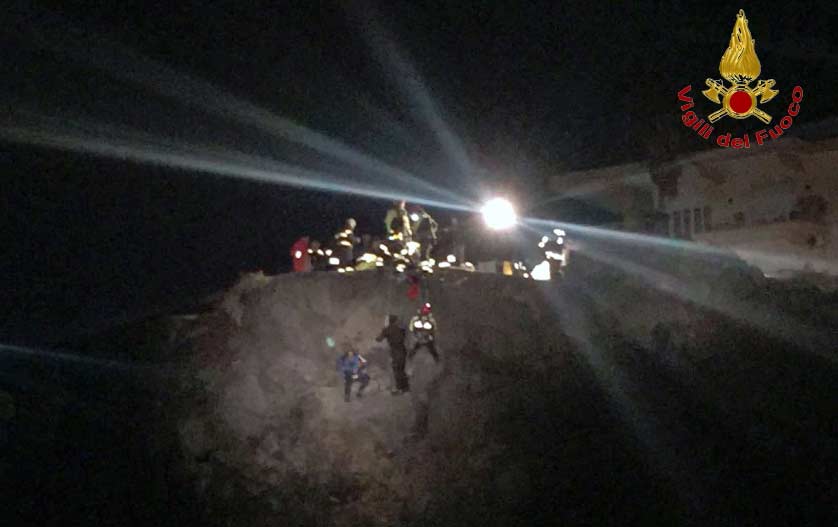 Scogliera di Aci Castello, cade in acqua dopo un volo di 10 metri: salvata dai vigili del fuoco