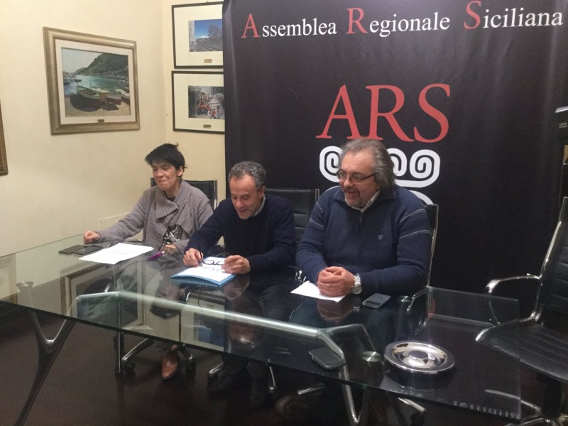 “Gettonopoli” a Giarre? Movimentata conferenza stampa dei “Cinque Stelle”. E la consigliera Spitaleri risponde che… VIDEO