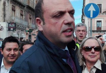 Adrano, questione sicurezza: il sindaco Ferrante consegna al ministro Alfano un documento
